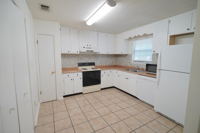 Building Photo - 828 Ashlyn Forest Dr