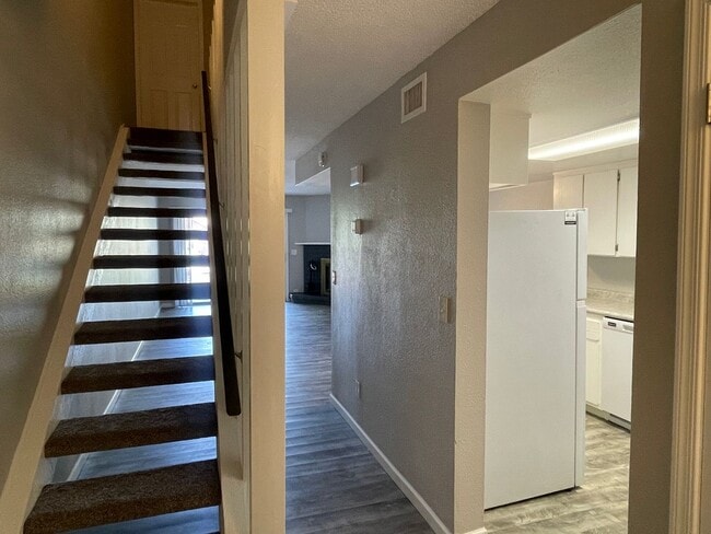 Building Photo - TOWNHOME - VILLAGE OF OAK CREEK - RED ROCK...