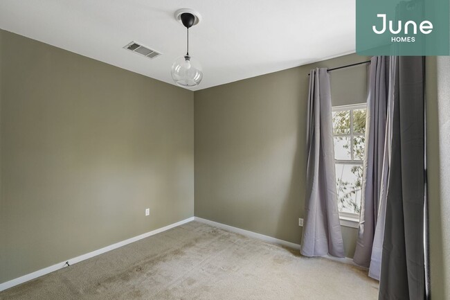 Foto del edificio - Queen room in 5-bed/2.5-bath Home