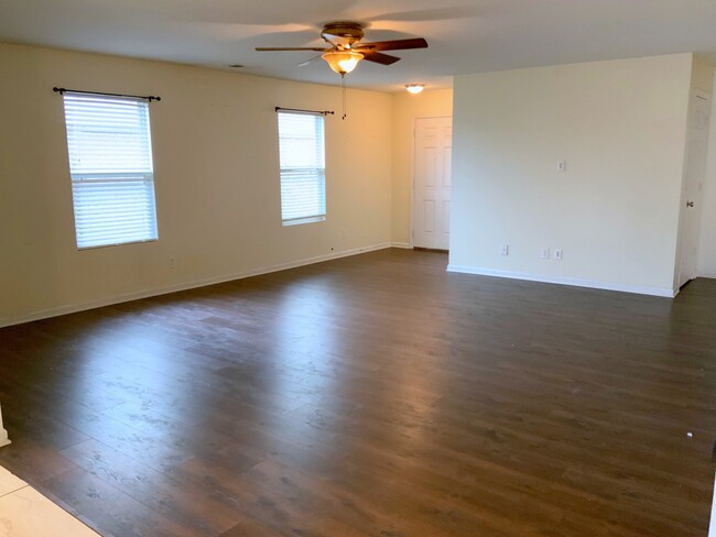 Family room - 144 Sagebrook Dr