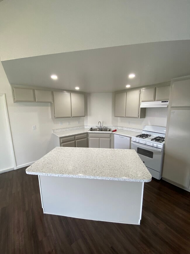 Building Photo - Cottonwood Apartments