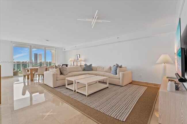 Foto del edificio - 3301 NE 183rd St
