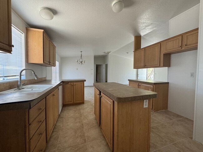 Building Photo - Manufactured Home in Lucerne Valley