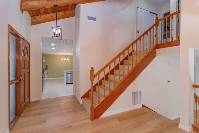 Building Photo - Charming 3-Bedroom, 3-Bathroom, Multi-Leve...