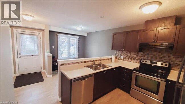 Building Photo - 10 Foxglove Crescent