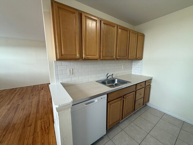 Foto del edificio - 324 Strawberry Hill Ave