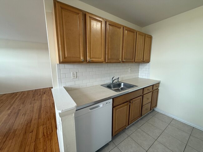 Building Photo - 324 Strawberry Hill Ave