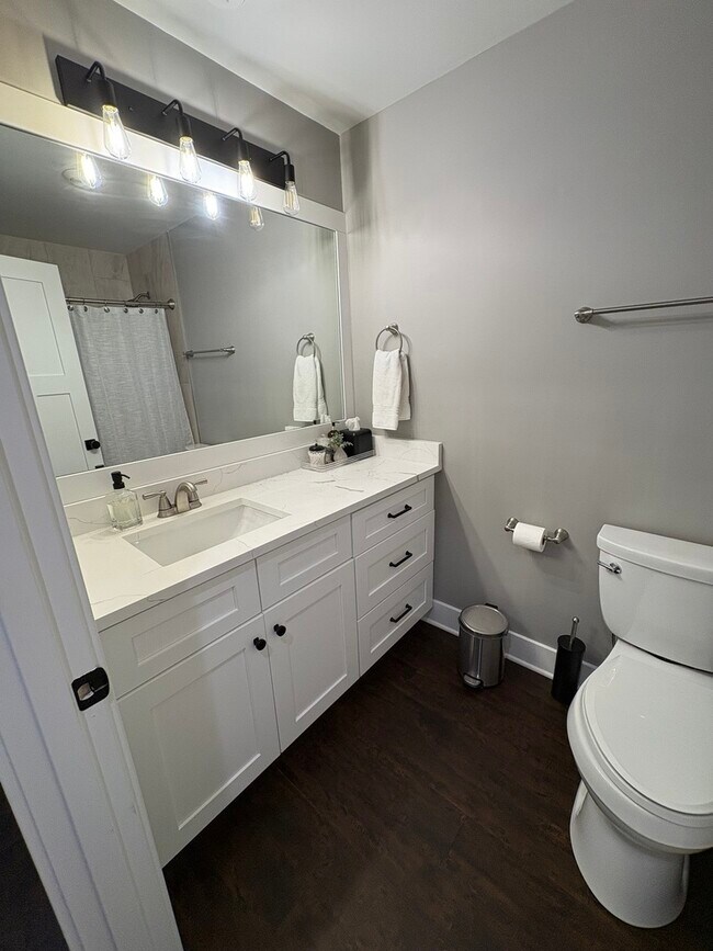 Foto del edificio - 1704 Lakecliffe Dr