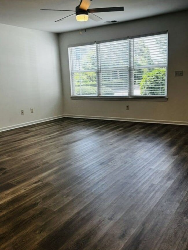 Building Photo - 2 bedroom 2 bath condo located close to beaches, shopping and restaurants
