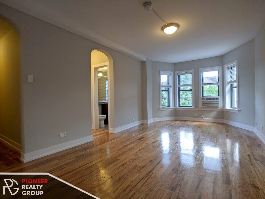 Foto principal - 2450 N Clark St