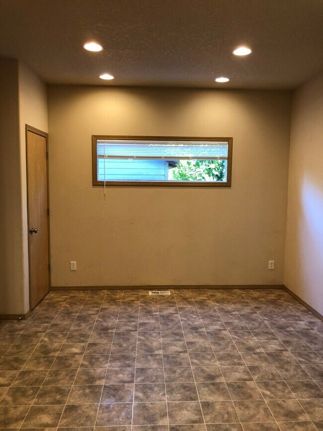 Foto del edificio - Your Perfect Corvallis Oasis Awaits at This 4-Bedroom Townhouse!