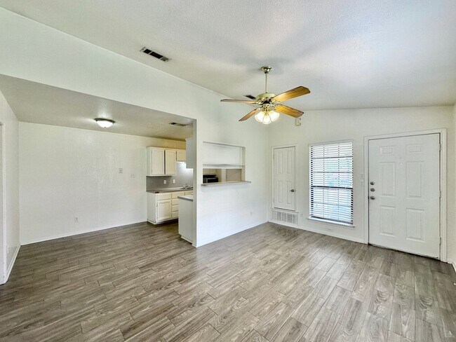 Building Photo - 802 Hackberry St