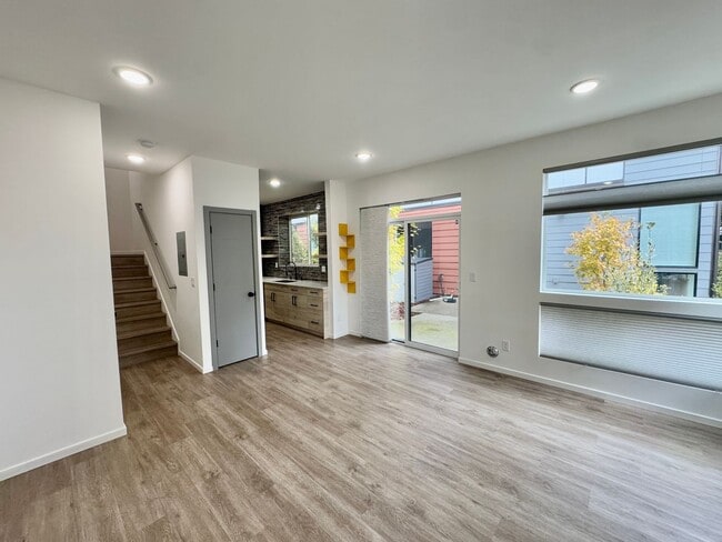 Building Photo - Luxury Townhouse in South Park