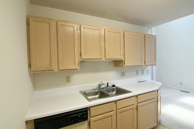 Building Photo - 2BD/2BA Behind Stonefield Shopping Center!