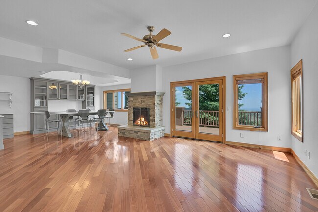 Building Photo - 556 Ridgeside Dr