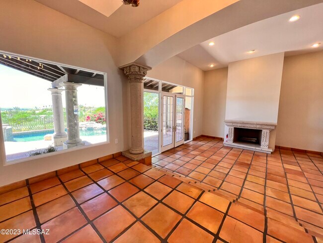 Building Photo - 6410 N Regal Manor Dr