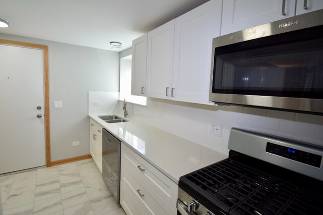Building Photo - 2254 W Farragut Ave