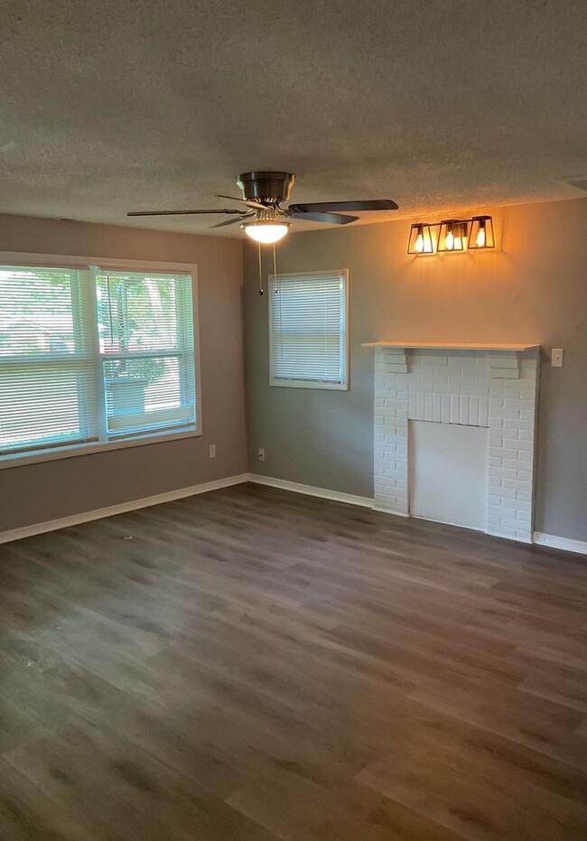 Building Photo - AVAILABLE NOW! Two bedroom home in Dallas!!