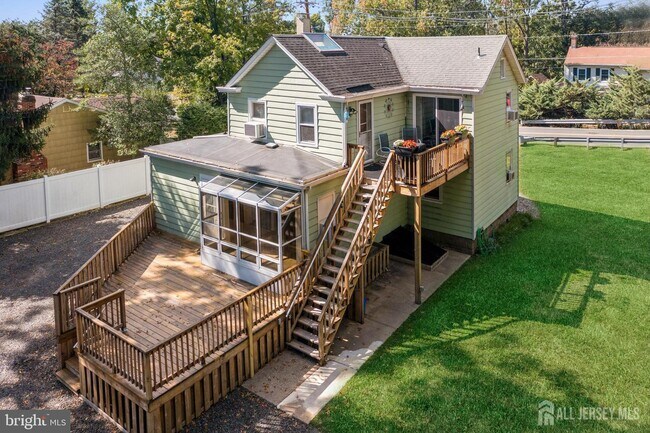 Building Photo - 2 Maple Ave