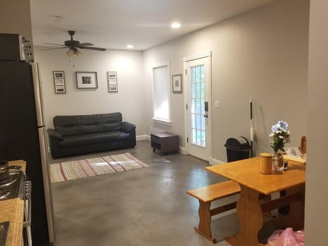 Building Photo - 2661 Glenrose Hl