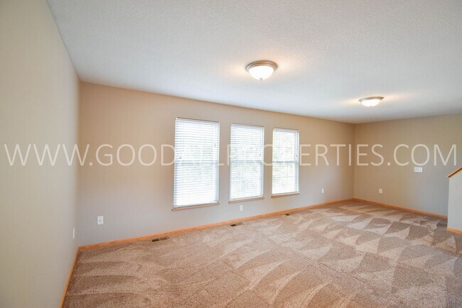 Foto del edificio - 2 Bedroom, 2.5 bath townhome in Urbandale with attached 2 car garage!!!