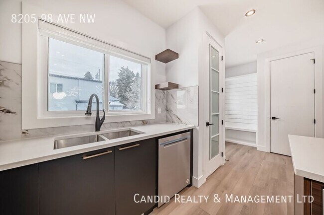Building Photo - Modern 1 bedroom garden unit close to Downtown with lots of parking.