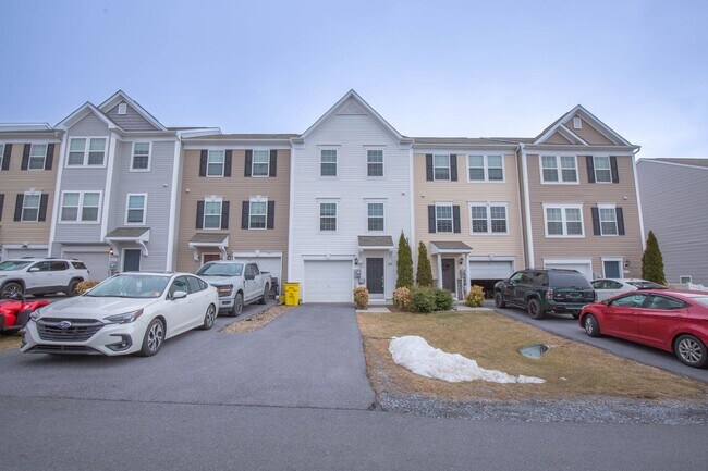 Building Photo - 3 Bed, 2.5 Bath, Townhouse in Hedgesville, WV