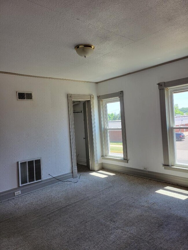 Foto del edificio - 1006 E 2nd St