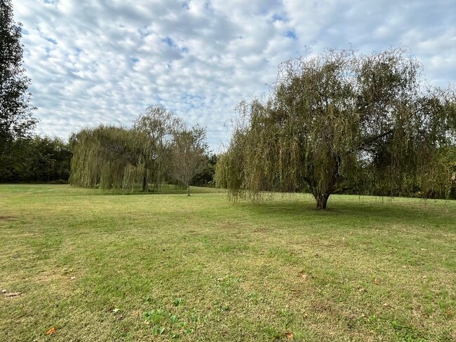 Foto del edificio - 476 Bill Russell Rd