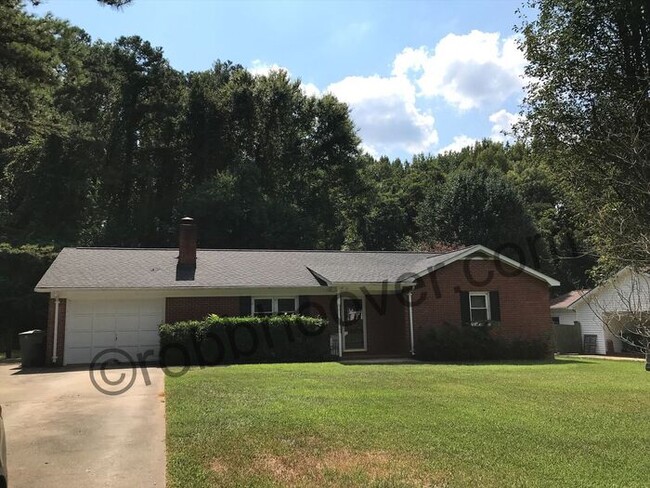 Building Photo - Brick home in convenient Charlotte location