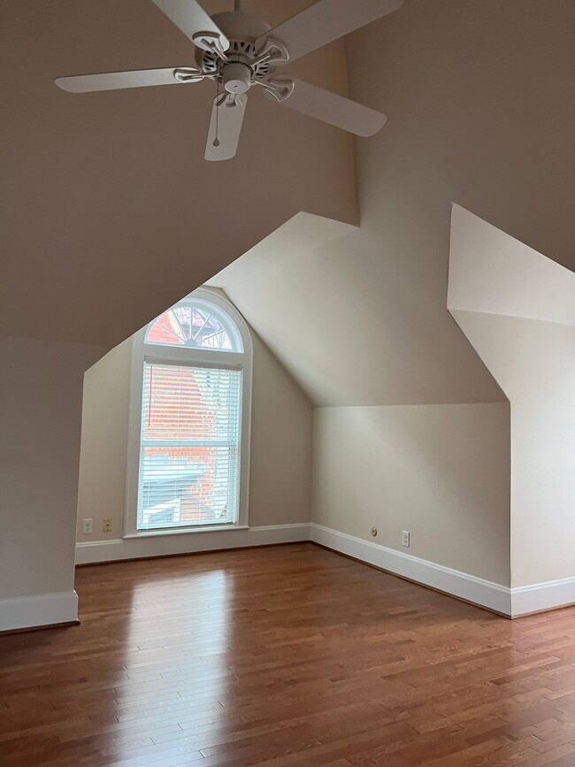 Building Photo - 432 Mowbray Arch