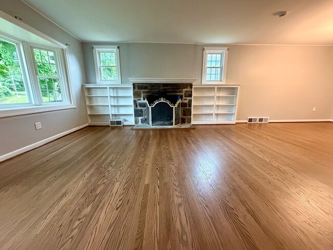 Building Photo - 300 Winding Way