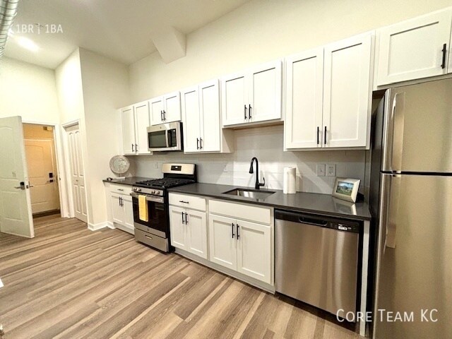 Foto del edificio - 1413 W 39th St