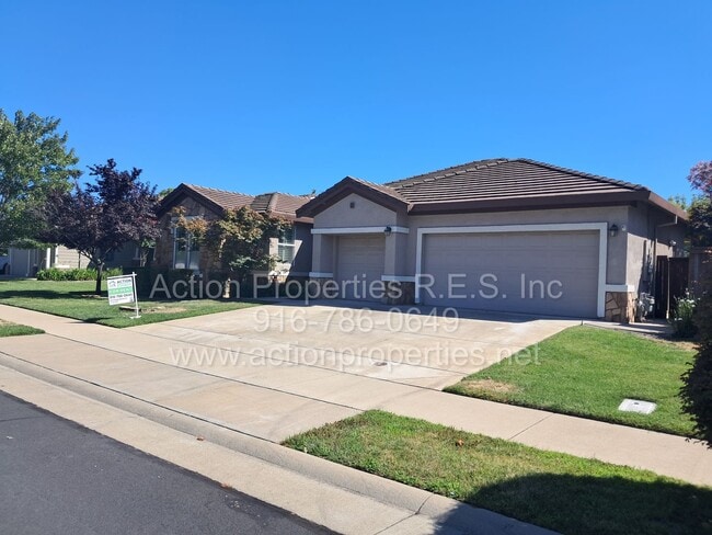 Foto del edificio - Action Properties R.E.S. Inc. Offering Beautiful Highland Park Single Story 3 Car, 4 Bedroom, Gar...