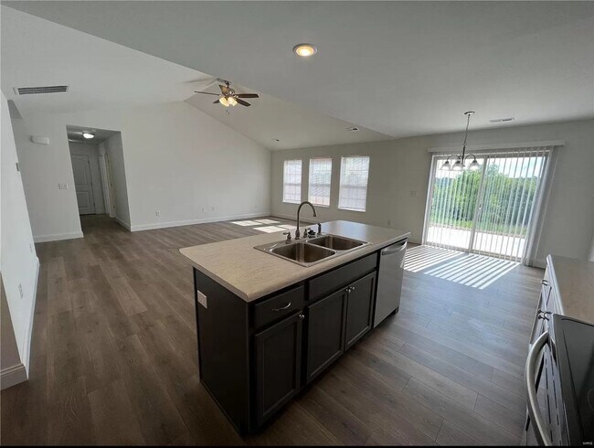 Building Photo - 3 Bedroom/2 Bathroom Home!