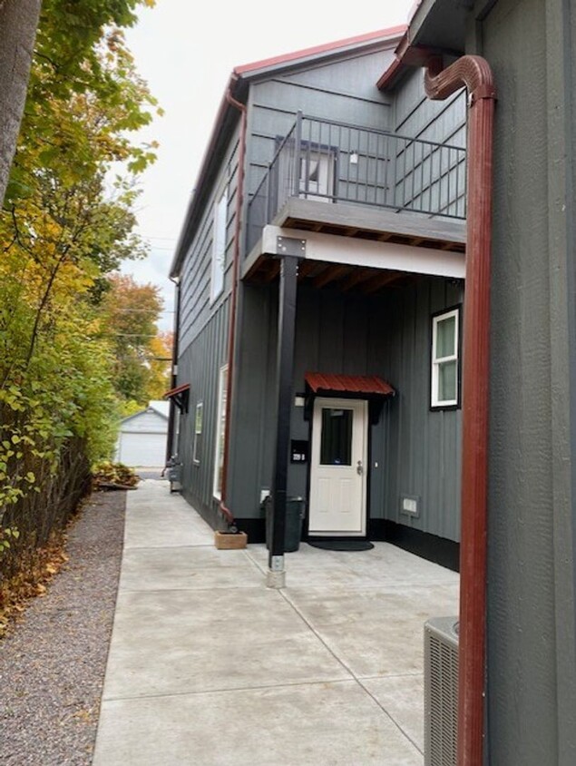 Foto principal - 2 Bedroom | 2 Bathroom Upstairs Duplex