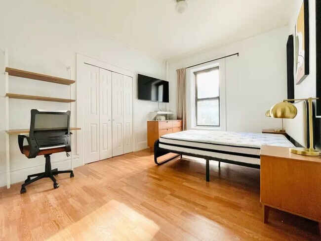 Foto del edificio - Furnished room/NOT APARTMENT