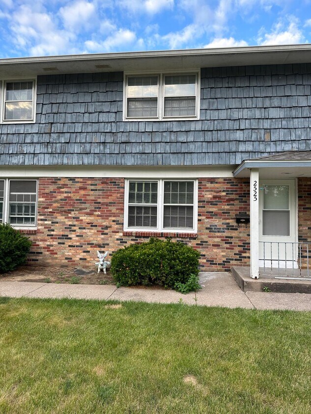 2525 Hawthorne Dr, Bettendorf, IA 52722 Townhome Rentals in