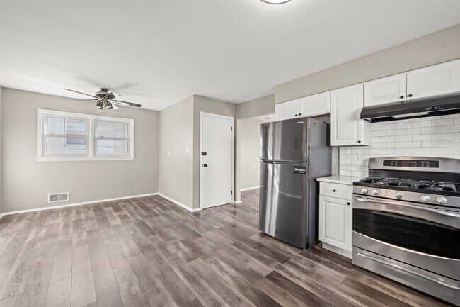 Building Photo - 516 Ave E