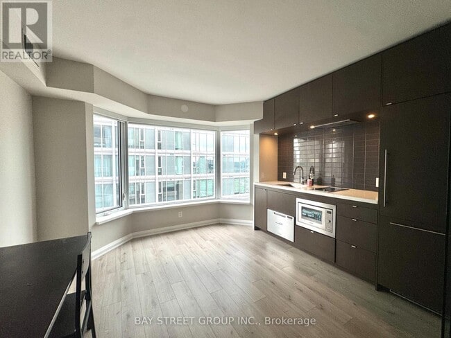 Photo du bâtiment - 155-2155 Yorkville Ave