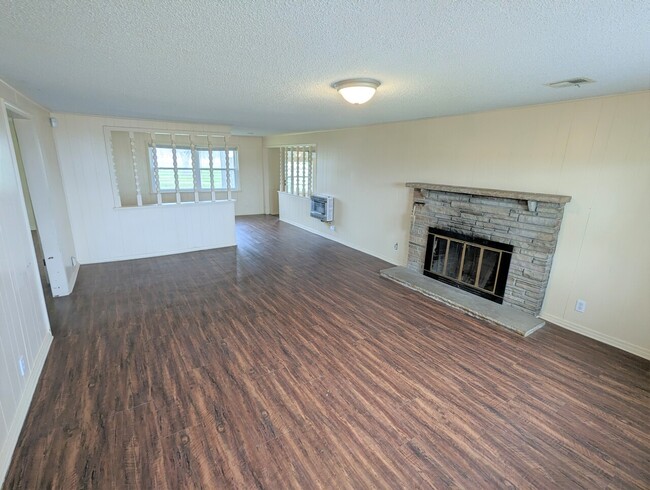 Building Photo - Claremore Farmhouse
