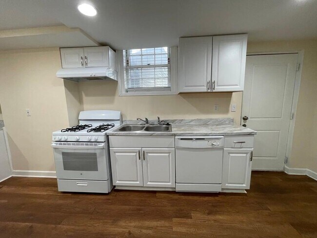 Building Photo - 2106 Pawnee Dr SE