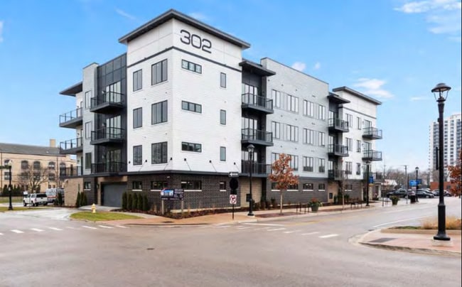 Building Photo - 302 W Liberty Dr