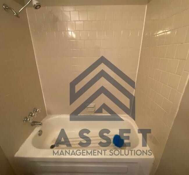 Building Photo - 6 Bedroom House Available!