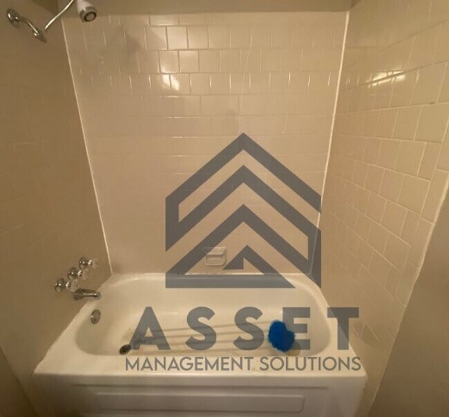 Foto del edificio - 6 Bedroom House Available!