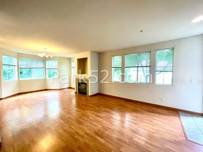Building Photo - 3 Bedroom Townhouse On Greenbelt