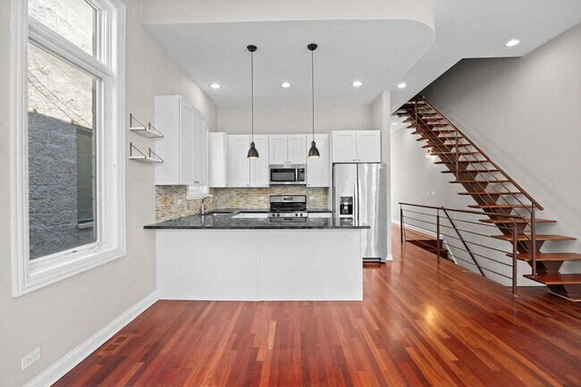 Building Photo - 919 N Hermitage Ave