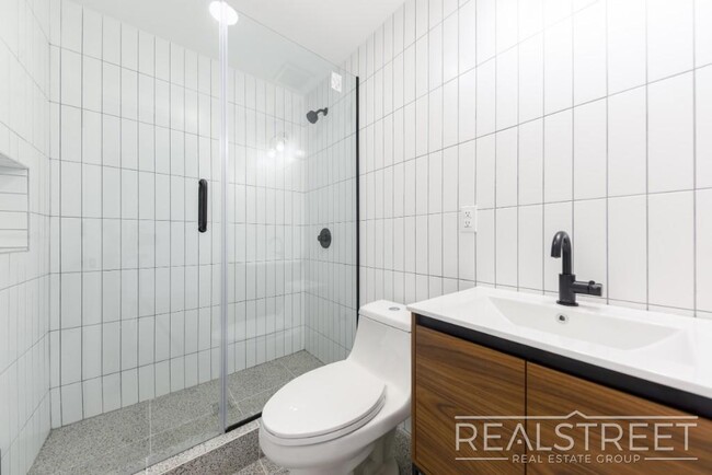 Foto del edificio - Brand New Stuning 1 BED in Crown Heights!