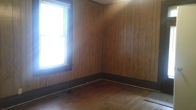 Building Photo - 2-Story House, 5Bed/2Bath with Washer/Drye...