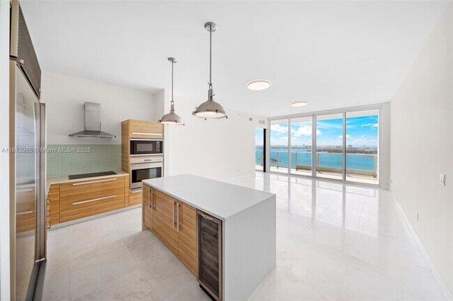 Building Photo - 2020 N Bayshore Dr